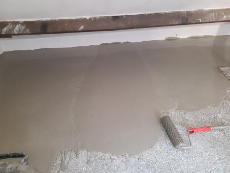 Self-levelling floor smoothing